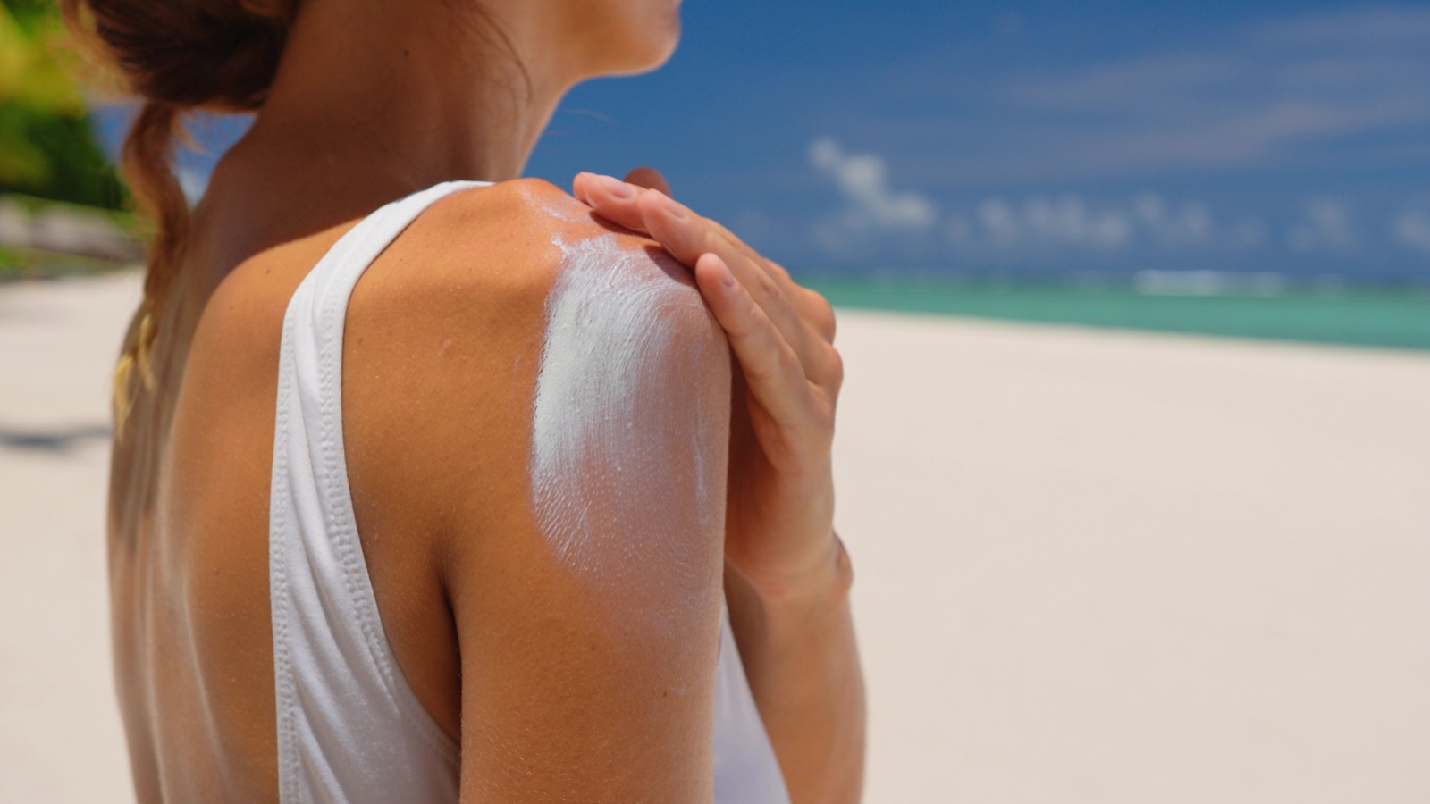 5 Rekomendasi Sunscreen Perfect Shield yang Wajib Dibawa Saat Liburan
